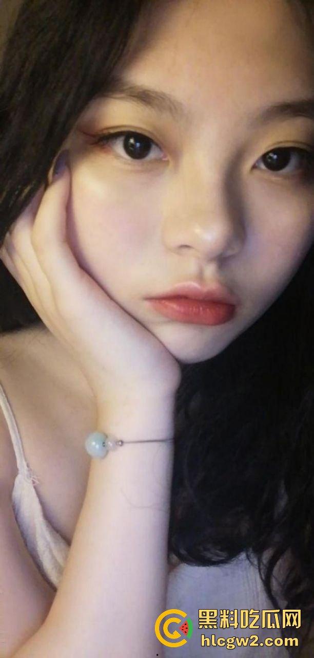 香港巨乳学霸『孟雪梨』奶子大到让人上火!双大奶能让课堂全校性骚动,教授都想钻进她奶里拱一拱!-11