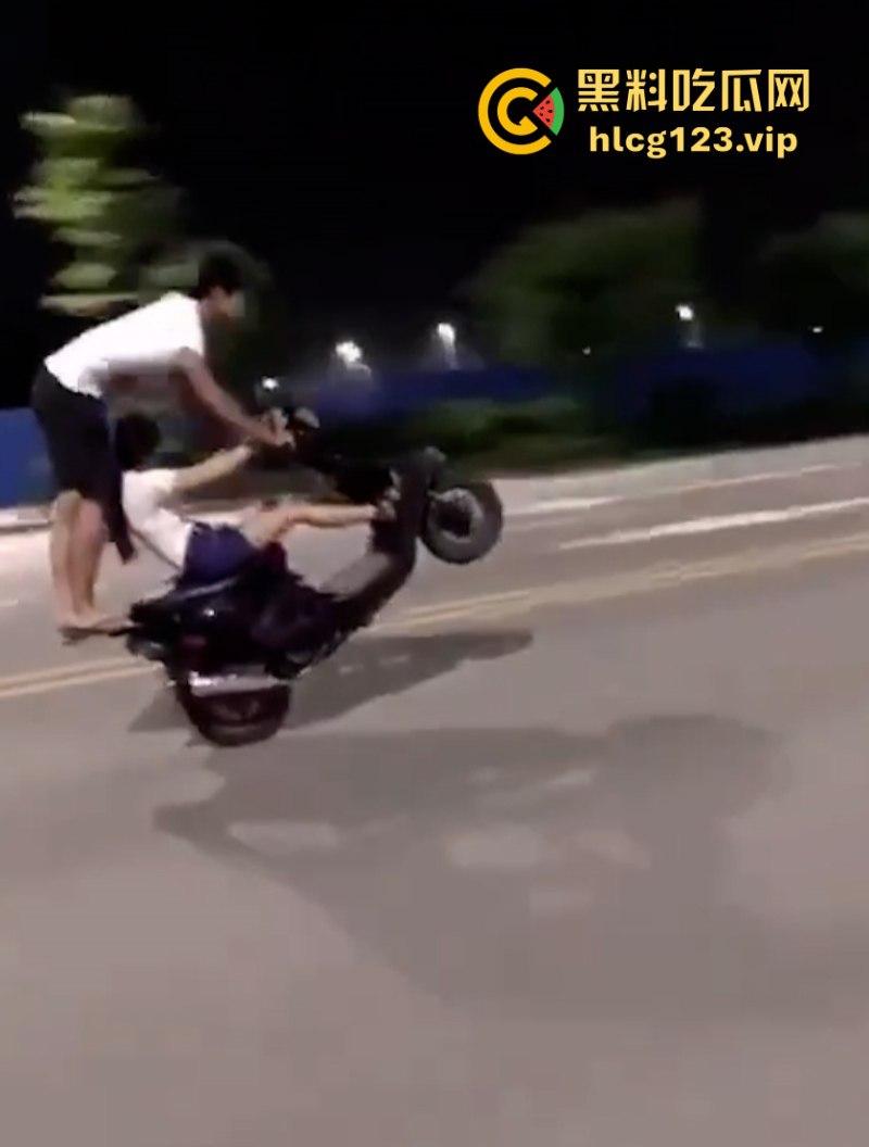 精神小伙带妹子“飙车炸街”耍帅 作死翘头致车祸 血腥现场视频流出!-1