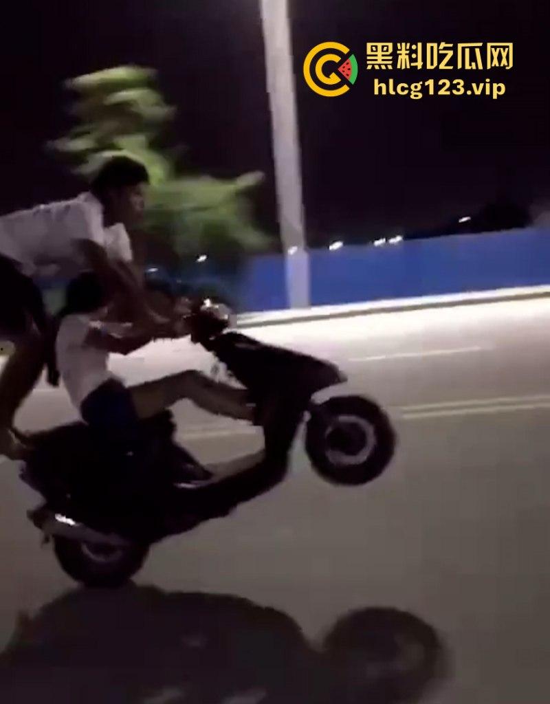 精神小伙带妹子“飙车炸街”耍帅 作死翘头致车祸 血腥现场视频流出!-2