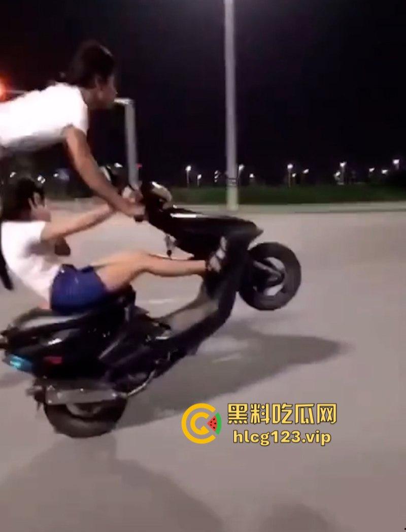 精神小伙带妹子“飙车炸街”耍帅 作死翘头致车祸 血腥现场视频流出!-4