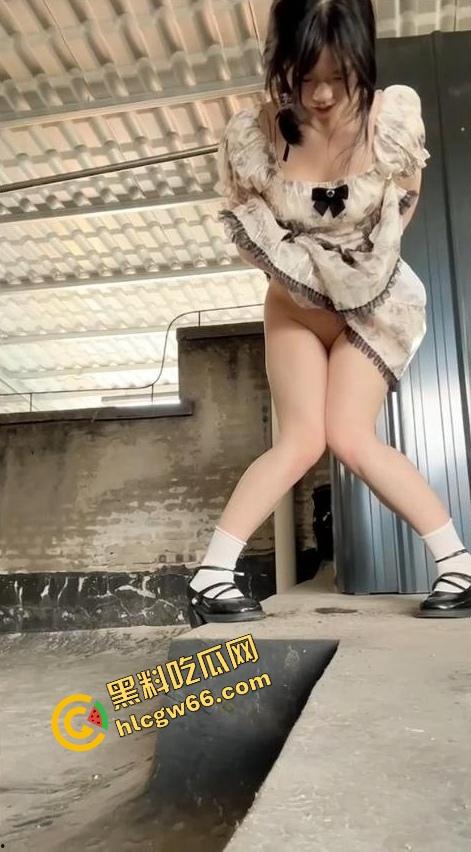 山东青岛06年高三嫩妹【胡雯欣】清纯皮下藏淫母狗，性欲烧脑被网友远程调教一个月，浪成烂洞满手淫水嗷嗷求干！-7