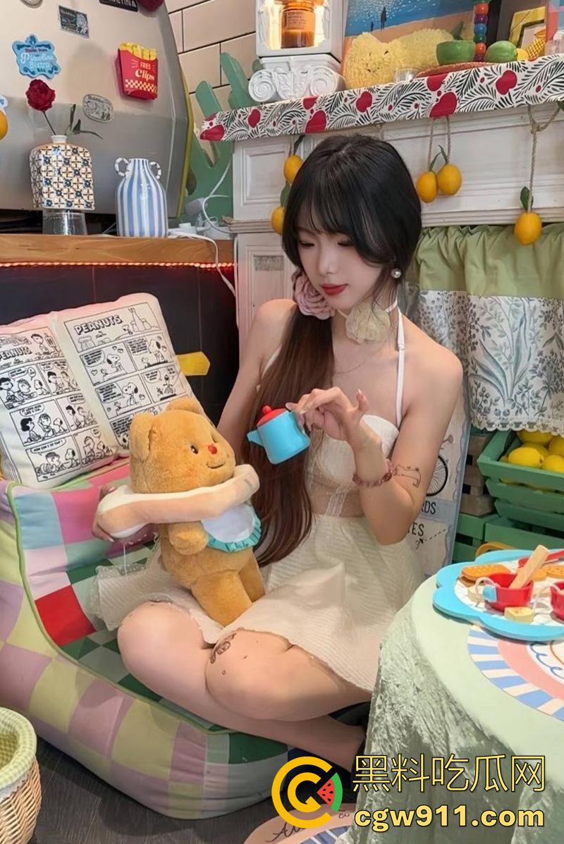 南京艺术学院舞蹈生【江梦研】，背着男友偷情大屌体育生，纤细的身体被粗大鸡巴爆操抽插，这身材真诱人啊！-4