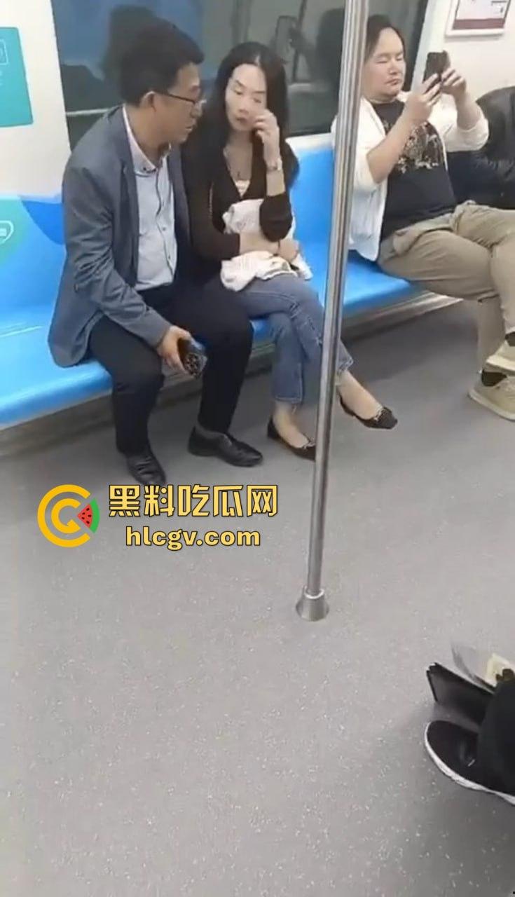 江苏地铁上演现实版约炮！骚女人妻勾搭路人抱怨老公不给力，大哥直接掏三百块约起来！-6