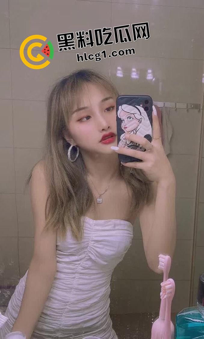 上海交通大学下海女大学生 淫纹身上纹 臭母狗本人 出租屋接待被拍视频流出-3