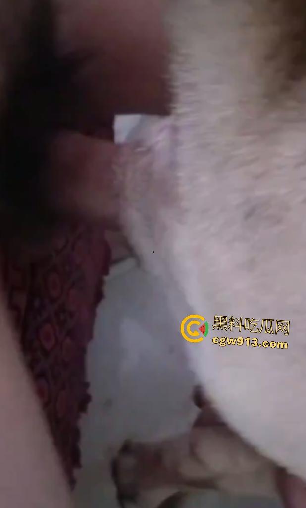 狠人大哥发兽欲,在家直接抱母狗扒开狗逼就操,射精高潮嗷嗷乱叫,估计这母狗也爽到翻白眼了吧?-1