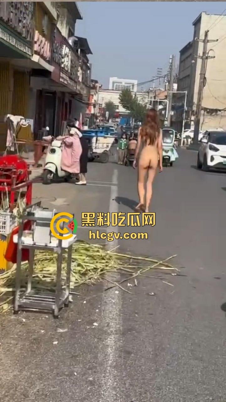 郑州惊现裸女出街,疑似LOL比赛BLG输给T1后赌气裸奔!肥臀当街晃眼,女子抖音『 Jing婧 』目前已销号!-9