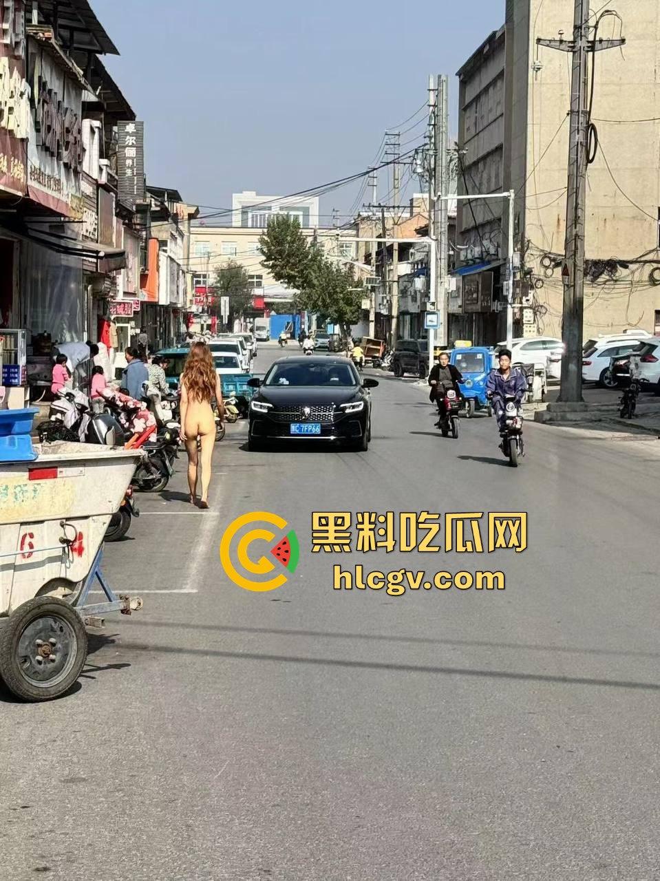 郑州惊现裸女出街,疑似LOL比赛BLG输给T1后赌气裸奔!肥臀当街晃眼,女子抖音『 Jing婧 』目前已销号!-10