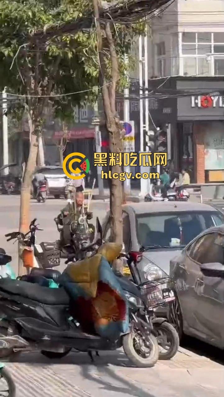 郑州惊现裸女出街,疑似LOL比赛BLG输给T1后赌气裸奔!肥臀当街晃眼,女子抖音『 Jing婧 』目前已销号!-13