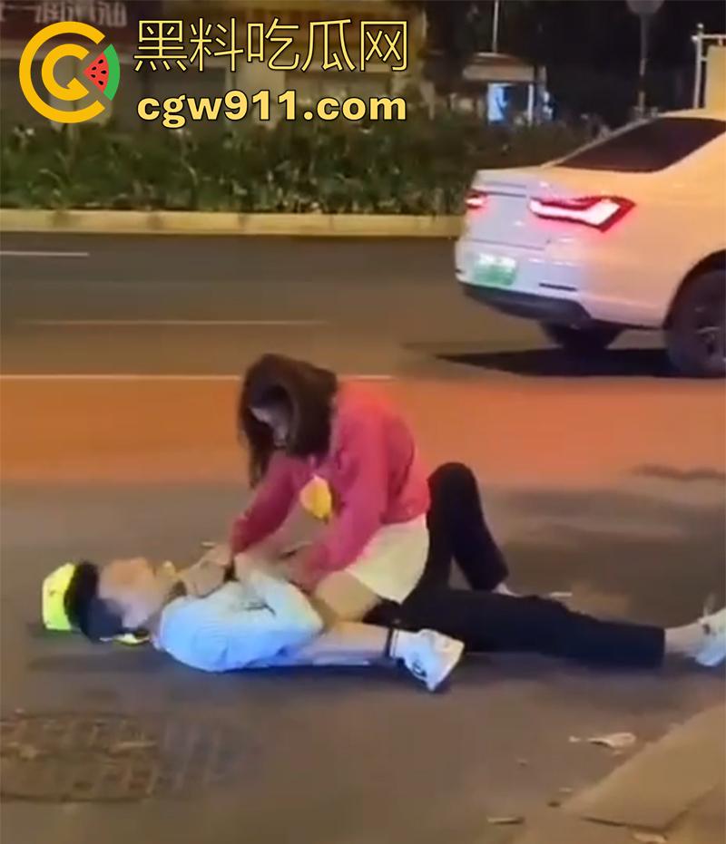 情到深处控制不住,广州街头女上位按倒男子,当众脱裤子强行插入,这回不能算男的强奸了吧!-1