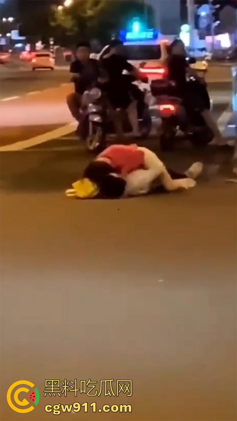 情到深处控制不住,广州街头女上位按倒男子,当众脱裤子强行插入,这回不能算男的强奸了吧!-4