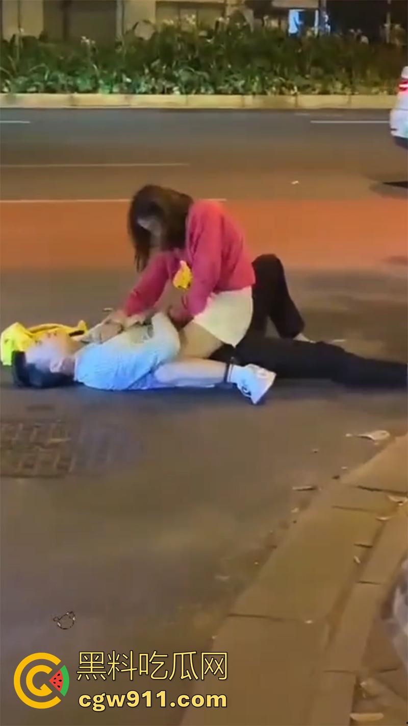 情到深处控制不住,广州街头女上位按倒男子,当众脱裤子强行插入,这回不能算男的强奸了吧!-6