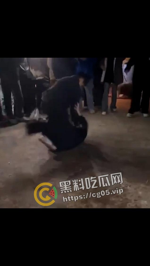 海丰县桥东精神小伙斗殴！采取1v1solo战 男生踩着头打 女生奶子都打出来了 最后还跟警察打 太嚣张了-6