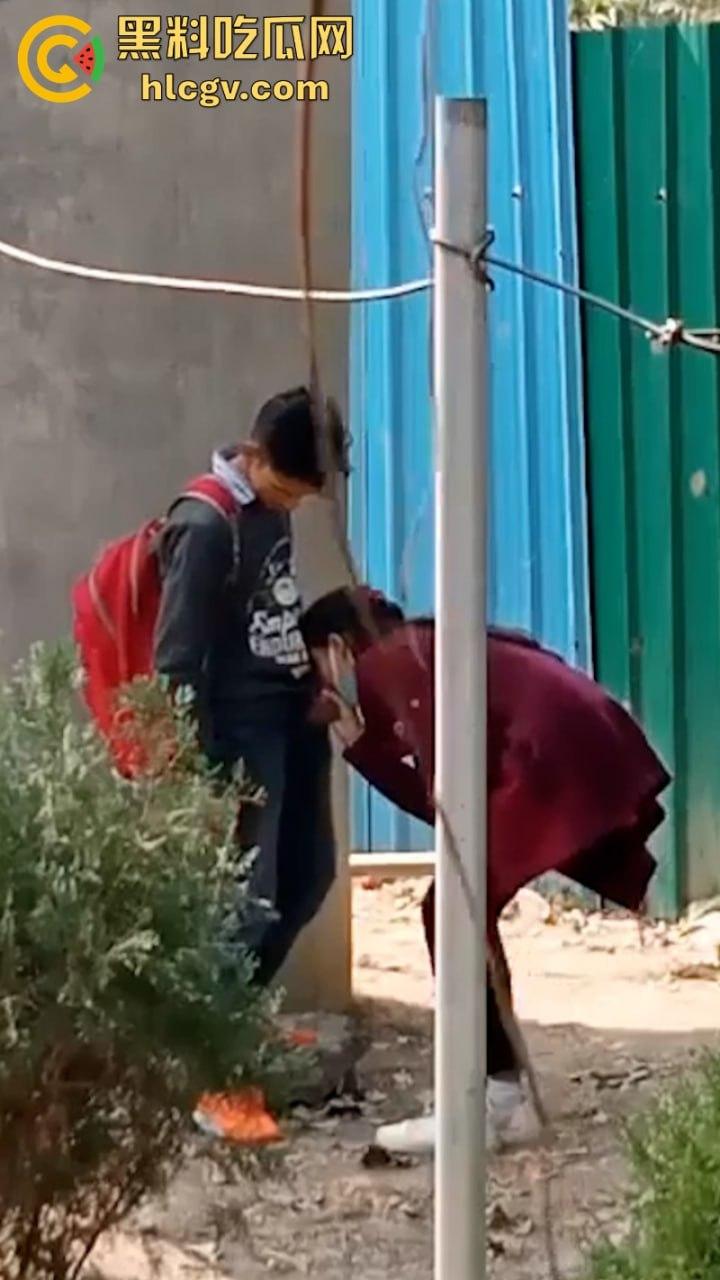 印度街头年轻小哥露天吃快餐 后入内射口交全套服务十分钟解决-3