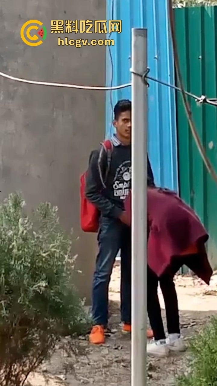 印度街头年轻小哥露天吃快餐 后入内射口交全套服务十分钟解决-7