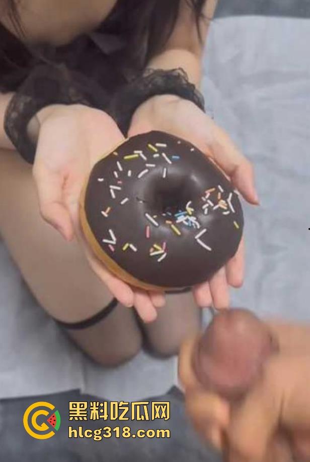 精液搭配食物系列,清纯母狗让男友把浓浓精液射在甜甜圈上然后再吃下去,看着吃起好享受啊!-8
