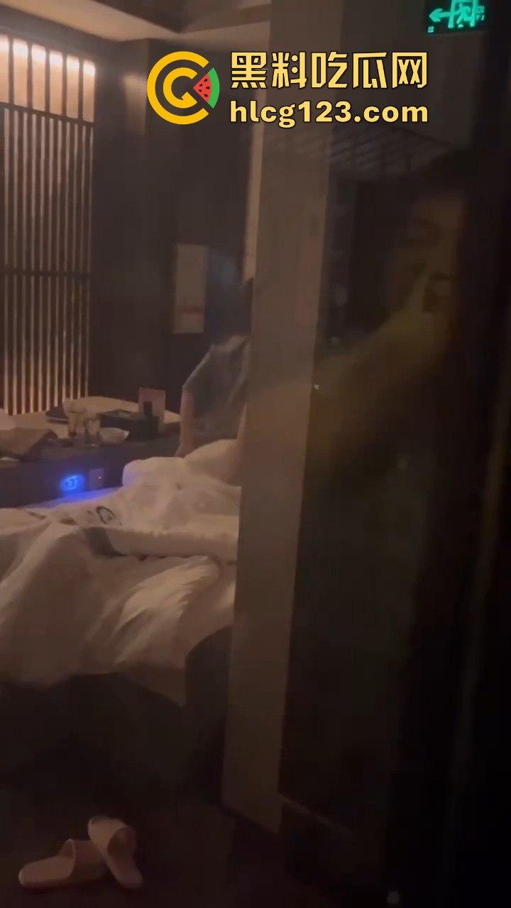 蒸桑拿撞上活春宫!男女房间激情大战,吃瓜群众直接摇人围观,险些被当场抓包!-1
