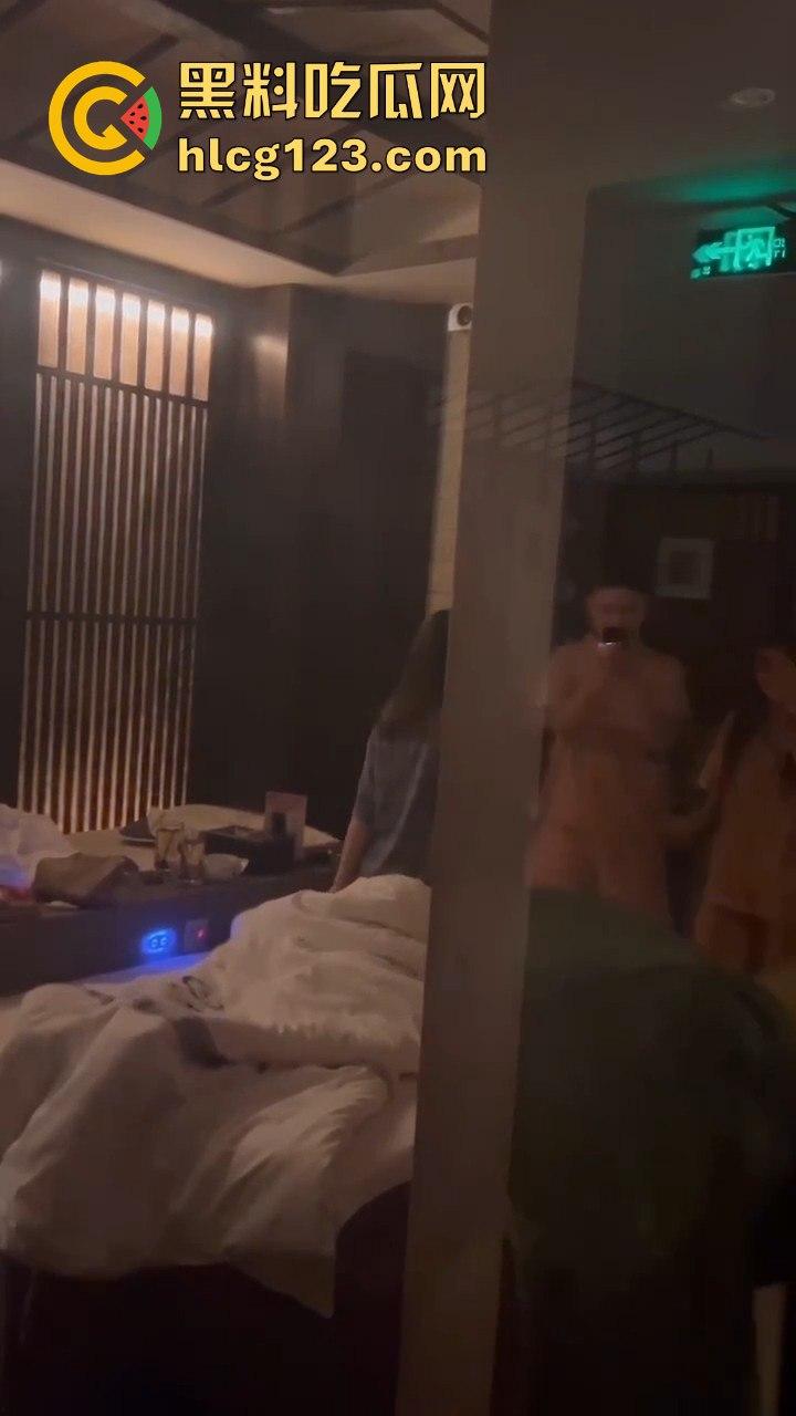 蒸桑拿撞上活春宫!男女房间激情大战,吃瓜群众直接摇人围观,险些被当场抓包!-5