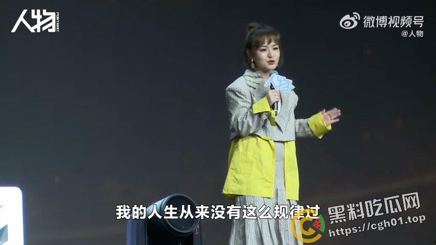 小仙女又高潮了！网红博主【思文】演讲发表逆天言论 男人洗不干净袜子 女性独立不需要经济 女拳新高度-3