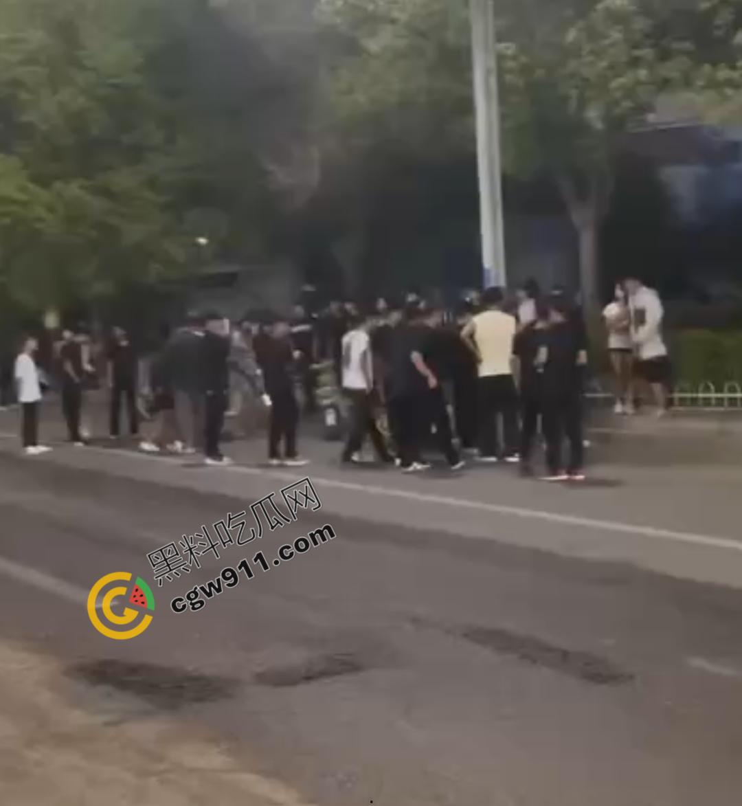 闹市惊现“刀妹狂魔”:穿着黑丝狂捅一男子,刀光四射,溅血街头,网络梗喧腾,路人惊逃-1