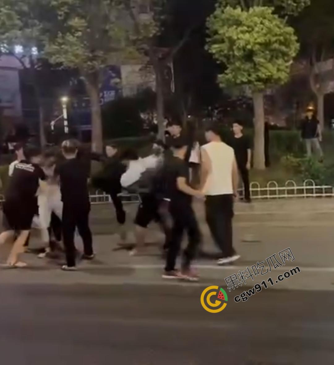 闹市惊现“刀妹狂魔”:穿着黑丝狂捅一男子,刀光四射,溅血街头,网络梗喧腾,路人惊逃-2