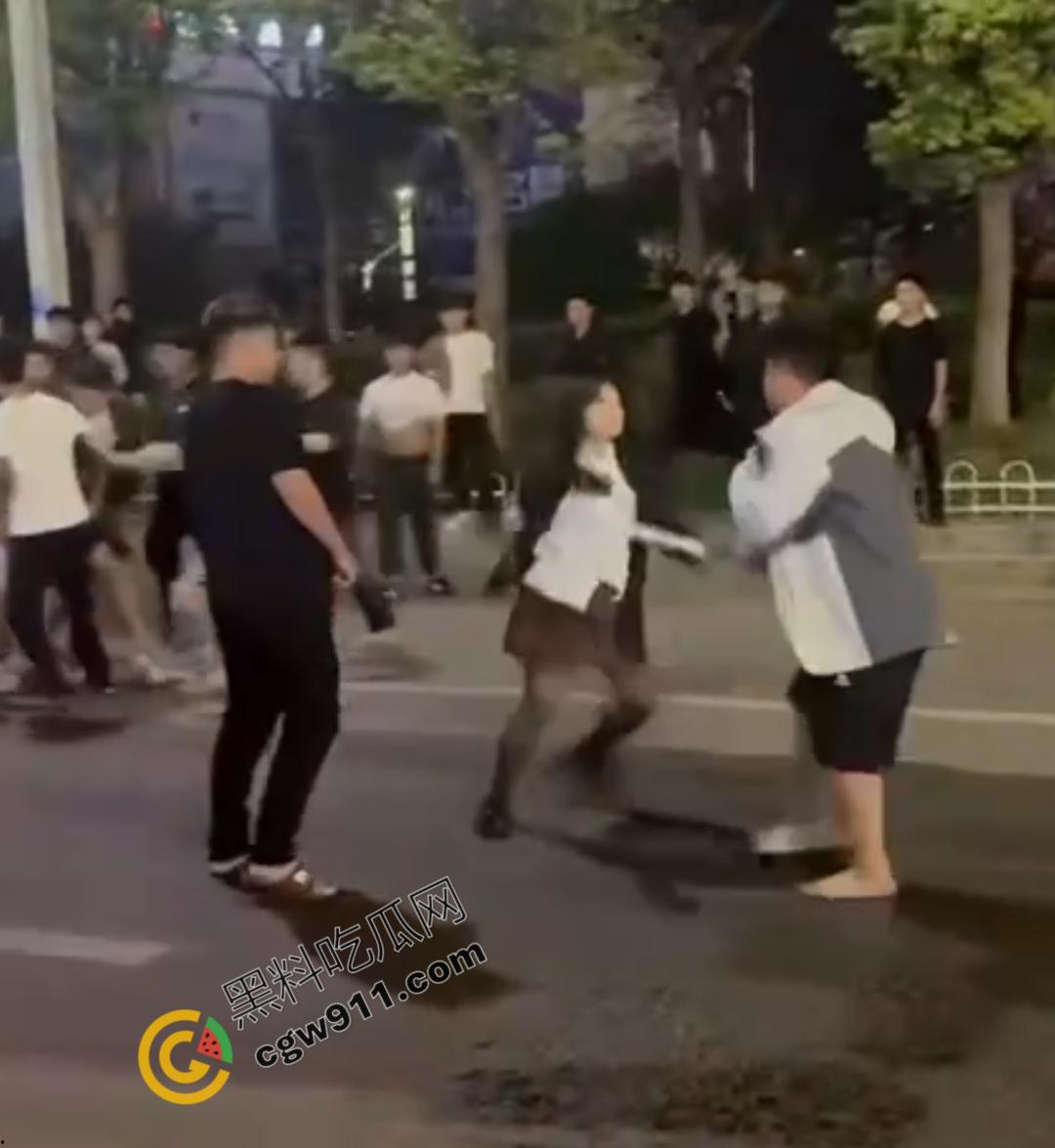 闹市惊现“刀妹狂魔”:穿着黑丝狂捅一男子,刀光四射,溅血街头,网络梗喧腾,路人惊逃-3