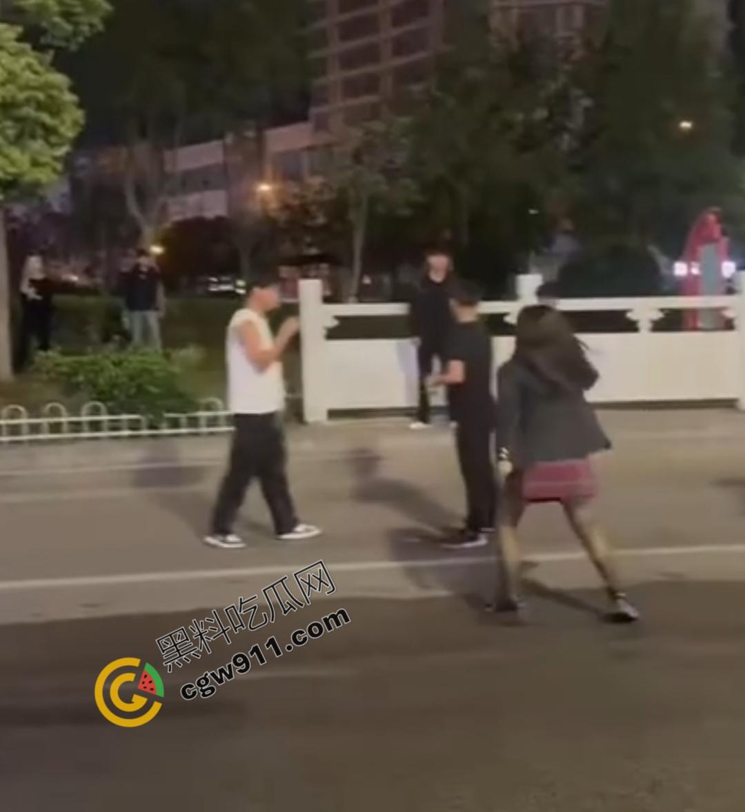 闹市惊现“刀妹狂魔”:穿着黑丝狂捅一男子,刀光四射,溅血街头,网络梗喧腾,路人惊逃-4