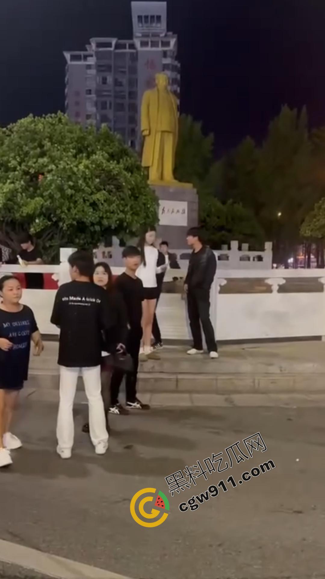 闹市惊现“刀妹狂魔”:穿着黑丝狂捅一男子,刀光四射,溅血街头,网络梗喧腾,路人惊逃-5