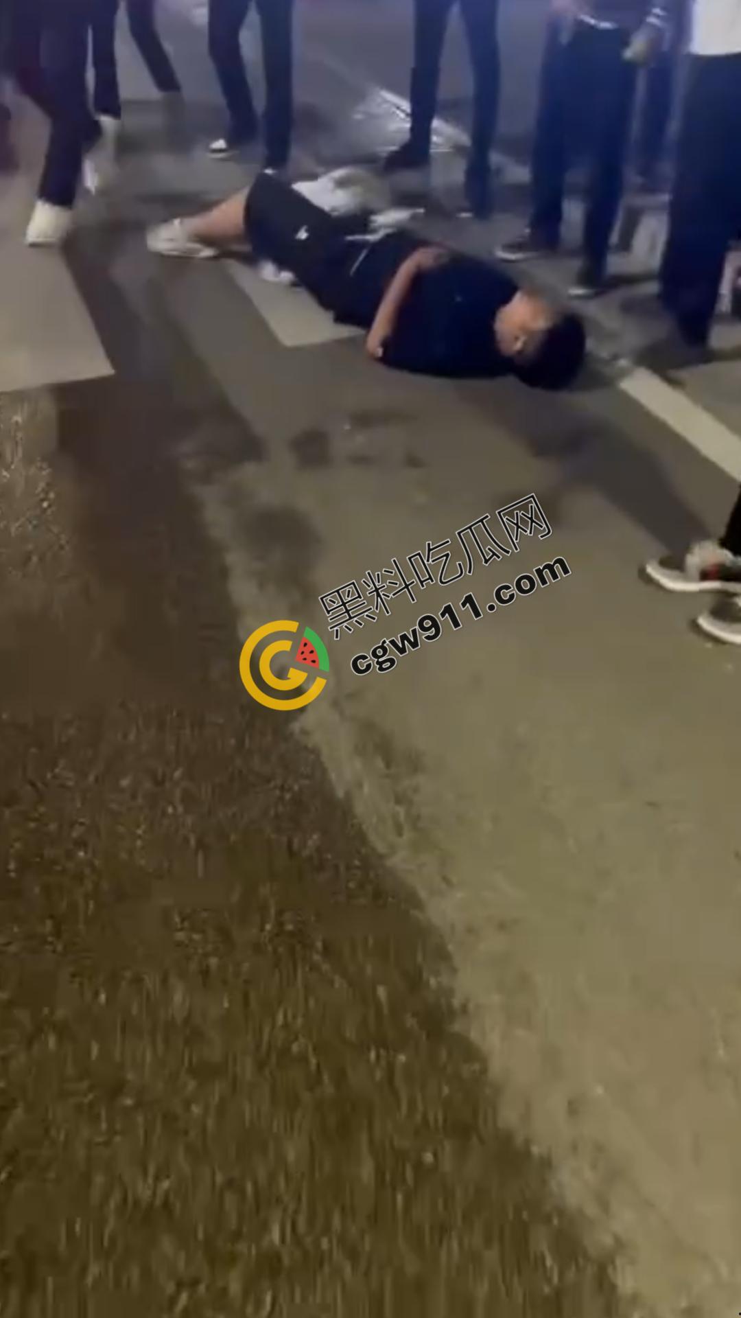 闹市惊现“刀妹狂魔”:穿着黑丝狂捅一男子,刀光四射,溅血街头,网络梗喧腾,路人惊逃-6