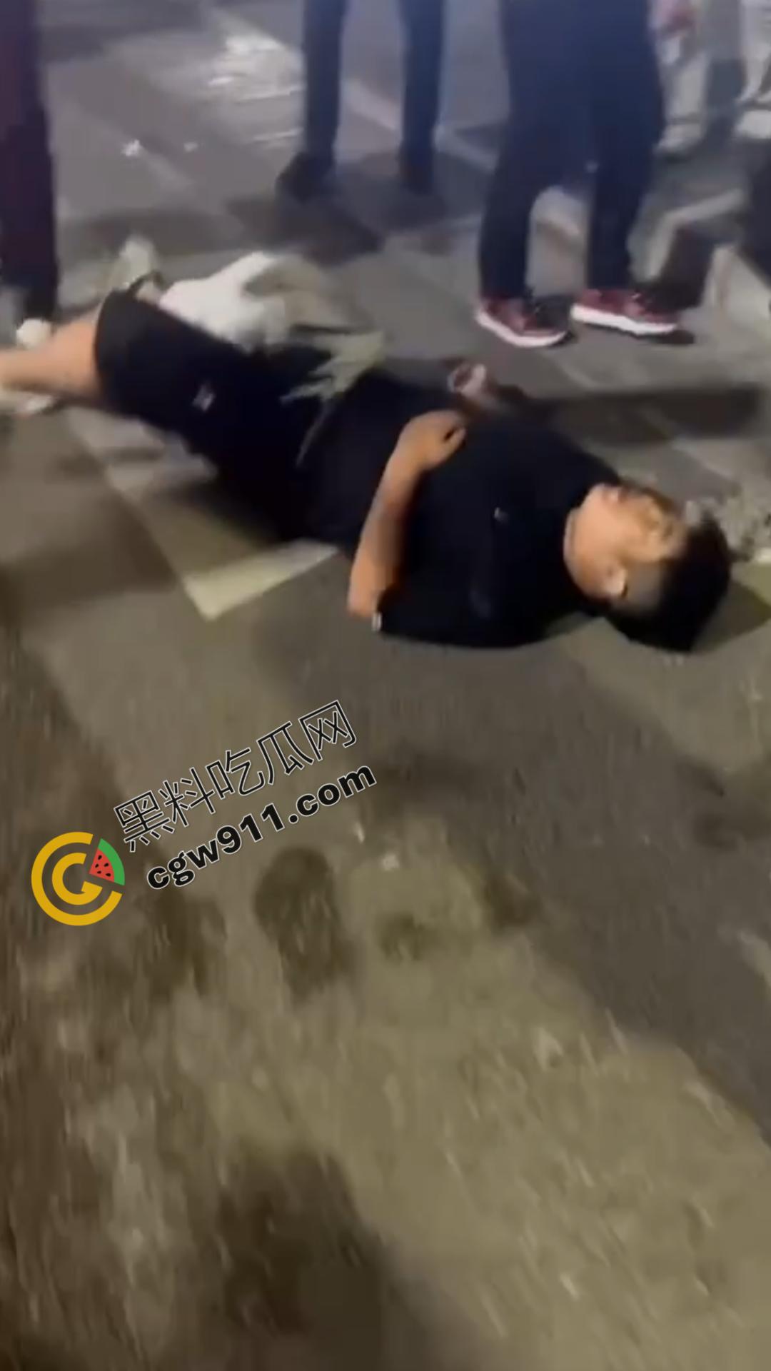 闹市惊现“刀妹狂魔”:穿着黑丝狂捅一男子,刀光四射,溅血街头,网络梗喧腾,路人惊逃-7