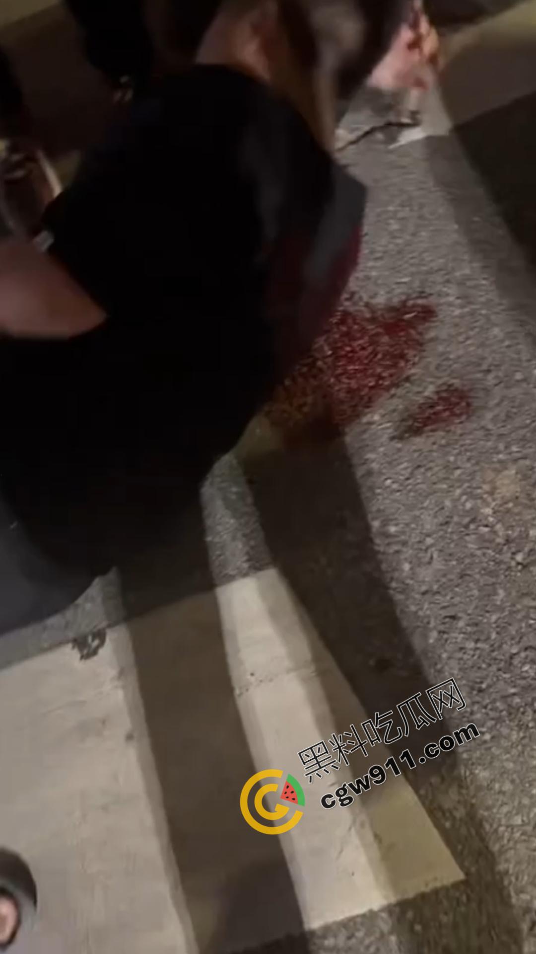 闹市惊现“刀妹狂魔”:穿着黑丝狂捅一男子,刀光四射,溅血街头,网络梗喧腾,路人惊逃-8