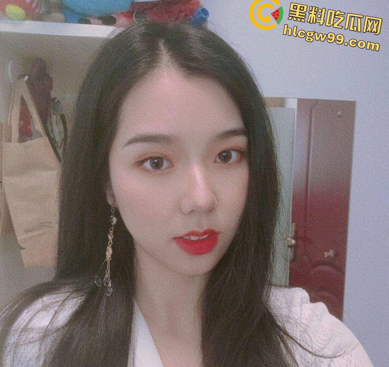 重庆OL反差露脸女职员【张秋月】被主人各种调教视图泄密，婚纱捆绑口塞踩头当狗玩-8