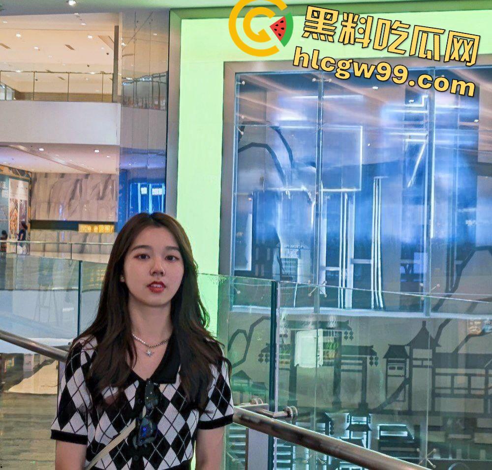 重庆OL反差露脸女职员【张秋月】被主人各种调教视图泄密，婚纱捆绑口塞踩头当狗玩-9