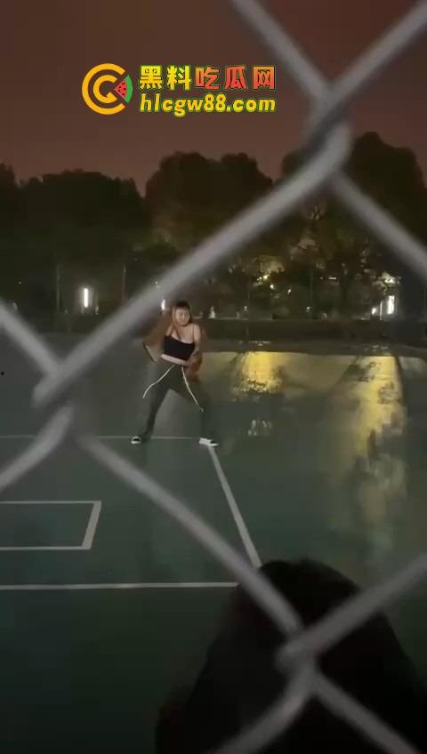 广州暨南大学篮球场场惊现大奶学妹热舞,吊带扛不住巨乳狂甩,一甩一甩直接当场甩出来!-1