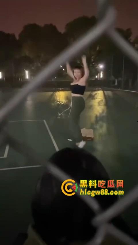 广州暨南大学篮球场场惊现大奶学妹热舞,吊带扛不住巨乳狂甩,一甩一甩直接当场甩出来!-4