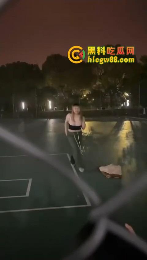 广州暨南大学篮球场场惊现大奶学妹热舞,吊带扛不住巨乳狂甩,一甩一甩直接当场甩出来!-6