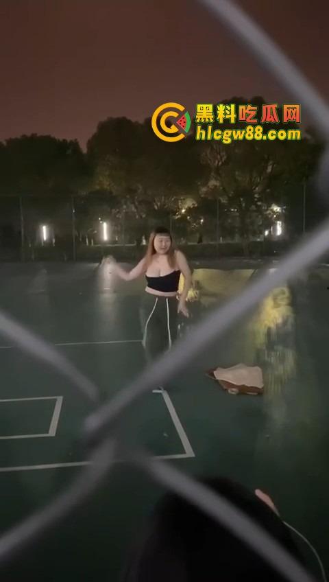 广州暨南大学篮球场场惊现大奶学妹热舞,吊带扛不住巨乳狂甩,一甩一甩直接当场甩出来!-7