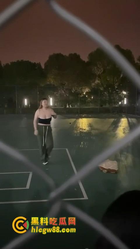 广州暨南大学篮球场场惊现大奶学妹热舞,吊带扛不住巨乳狂甩,一甩一甩直接当场甩出来!-8