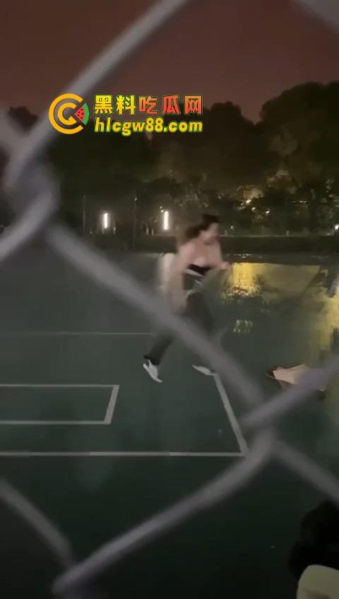 广州暨南大学篮球场场惊现大奶学妹热舞,吊带扛不住巨乳狂甩,一甩一甩直接当场甩出来!-12