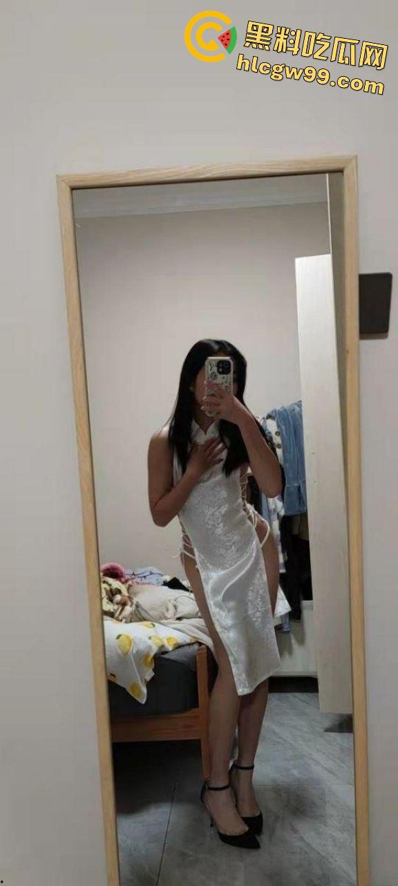 重庆OL反差露脸女职员【张秋月】被主人各种调教视图泄密，婚纱捆绑口塞踩头当狗玩-39