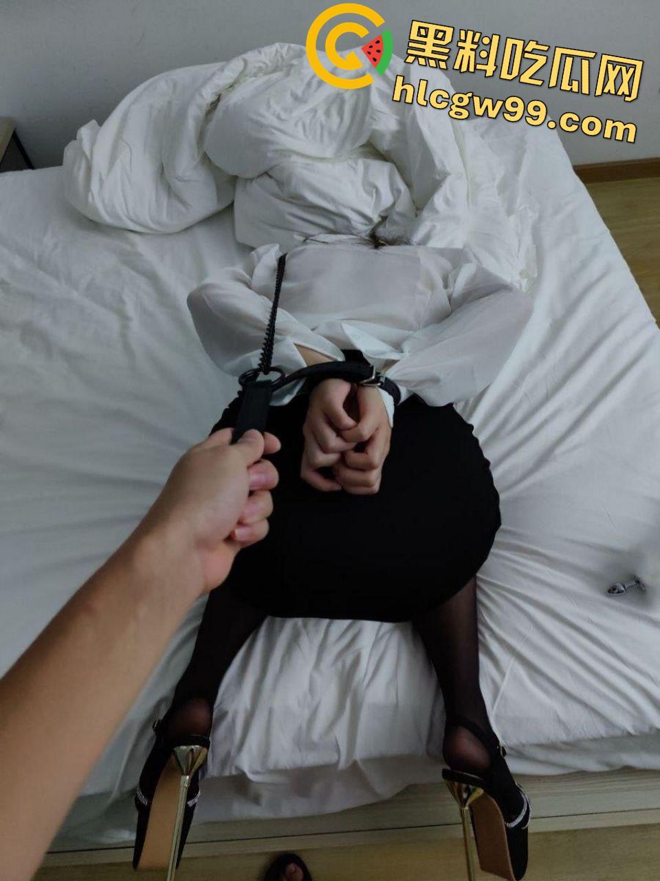 重庆OL反差露脸女职员【张秋月】被主人各种调教视图泄密，婚纱捆绑口塞踩头当狗玩-46