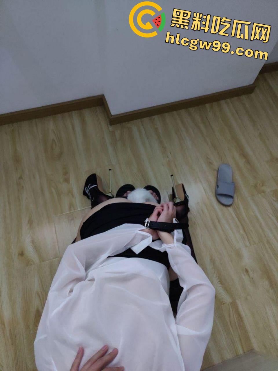 重庆OL反差露脸女职员【张秋月】被主人各种调教视图泄密，婚纱捆绑口塞踩头当狗玩-53