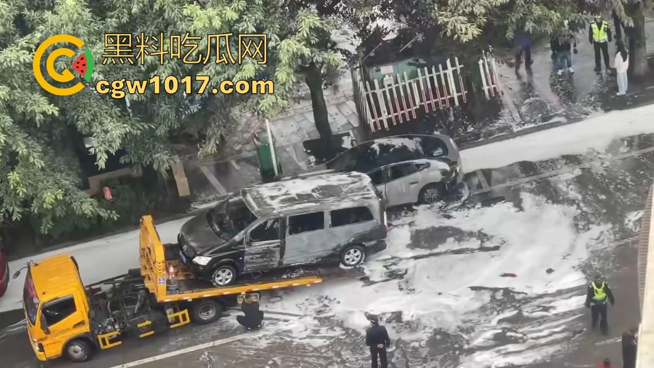 四川绵阳江油又是汽车自燃,期间还多次发生爆炸,把旁边路边停放的车都波及到了,路边车车主一起床天塌了!-9