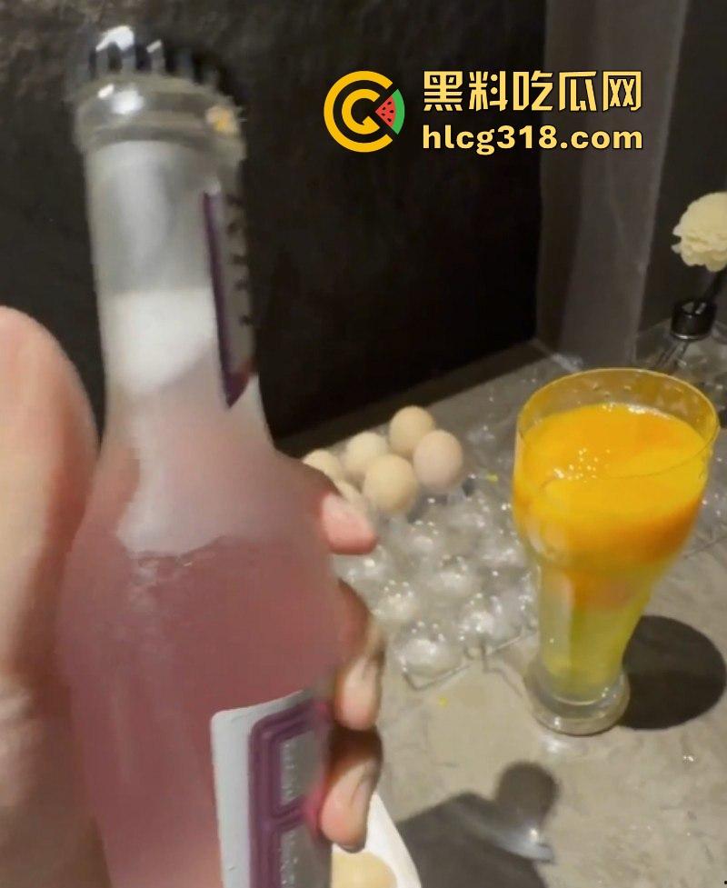 海角大神【会喷水亲姐姐】喝下最强壮阳秘方,把巨乳骚姐操到狂喷水,肉棒如铁棍般把逼干肿!-4