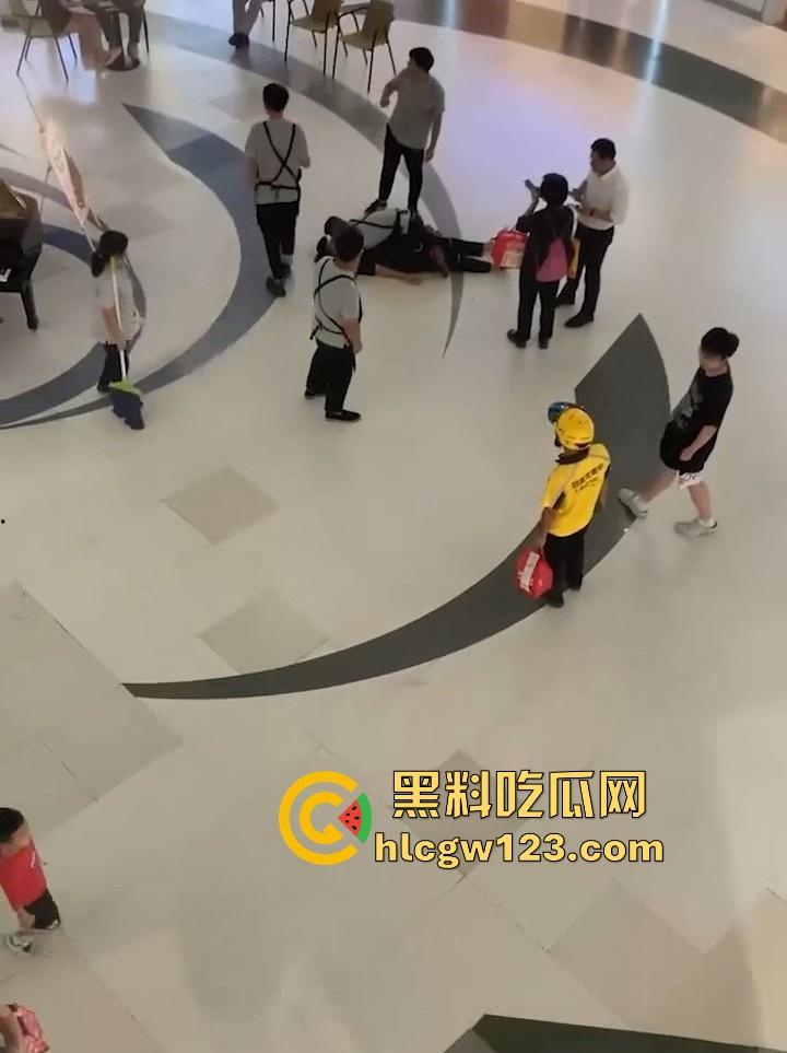 成都万达商场 两男当众倒地热吻 这尺度惊的围观群众目瞪口呆!-1