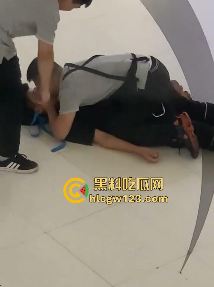 成都万达商场 两男当众倒地热吻 这尺度惊的围观群众目瞪口呆!-2