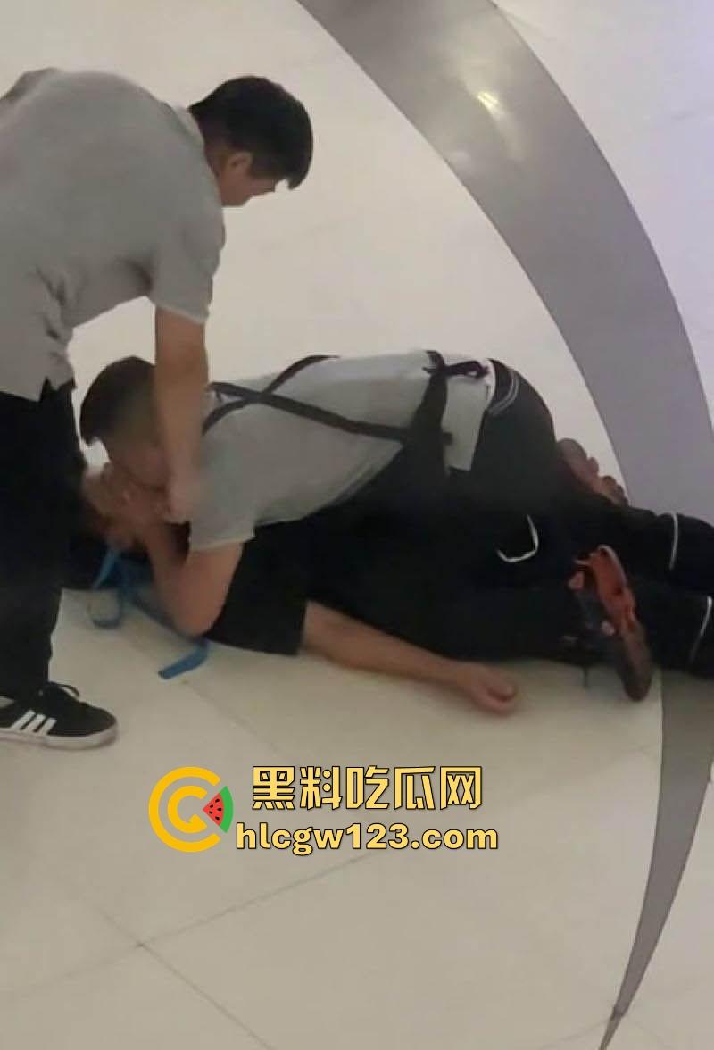 成都万达商场 两男当众倒地热吻 这尺度惊的围观群众目瞪口呆!-3