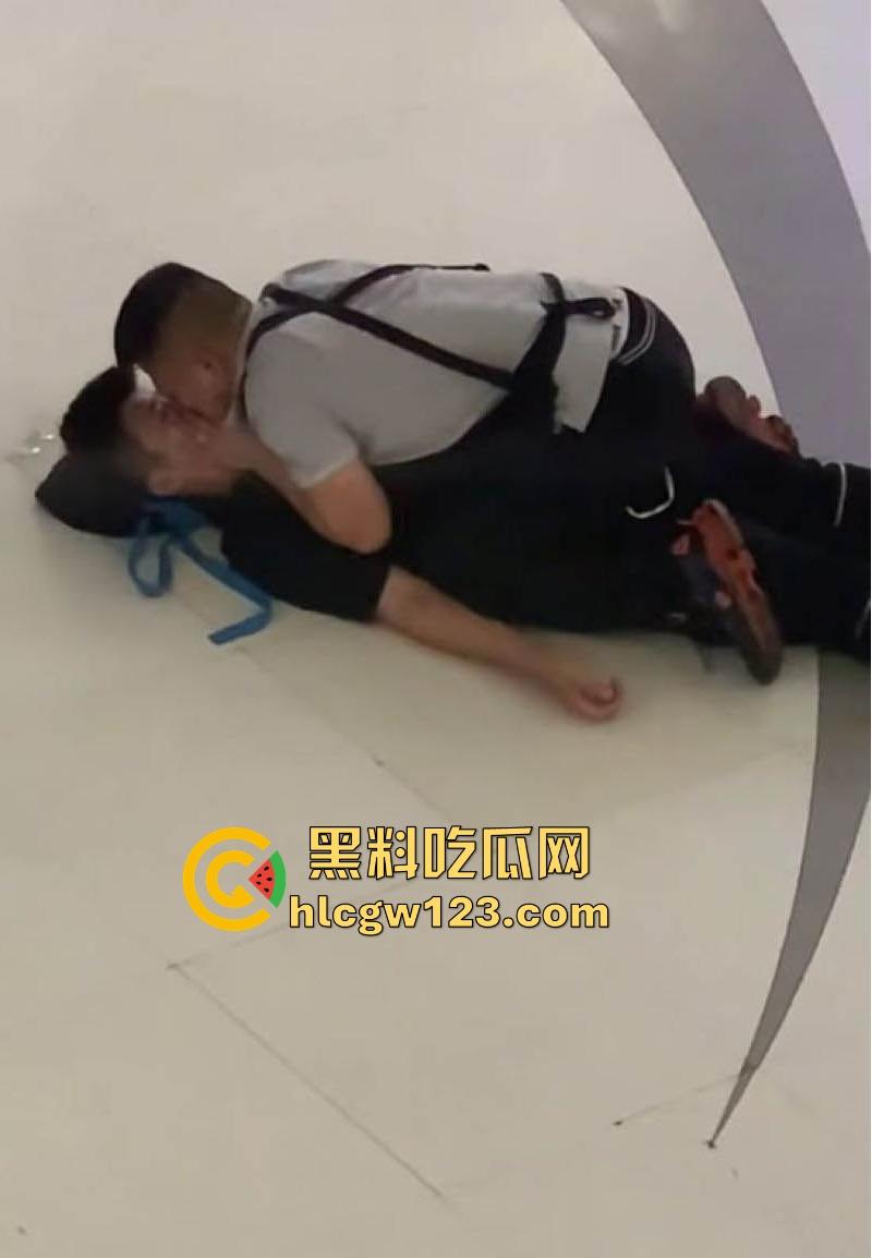 成都万达商场 两男当众倒地热吻 这尺度惊的围观群众目瞪口呆!-4