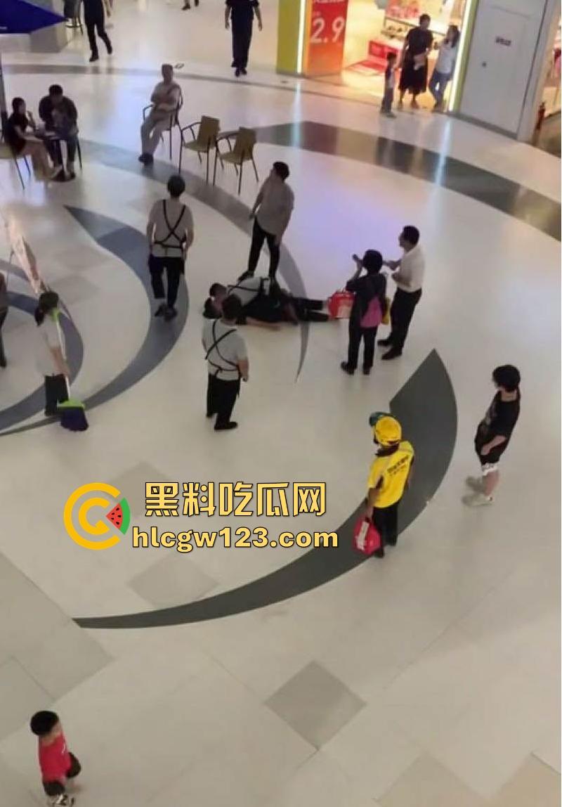 成都万达商场 两男当众倒地热吻 这尺度惊的围观群众目瞪口呆!-5