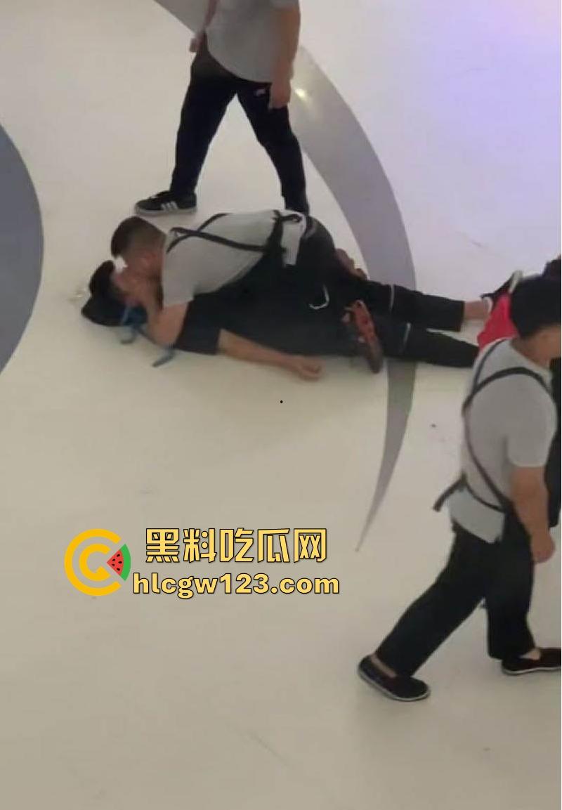 成都万达商场 两男当众倒地热吻 这尺度惊的围观群众目瞪口呆!-6