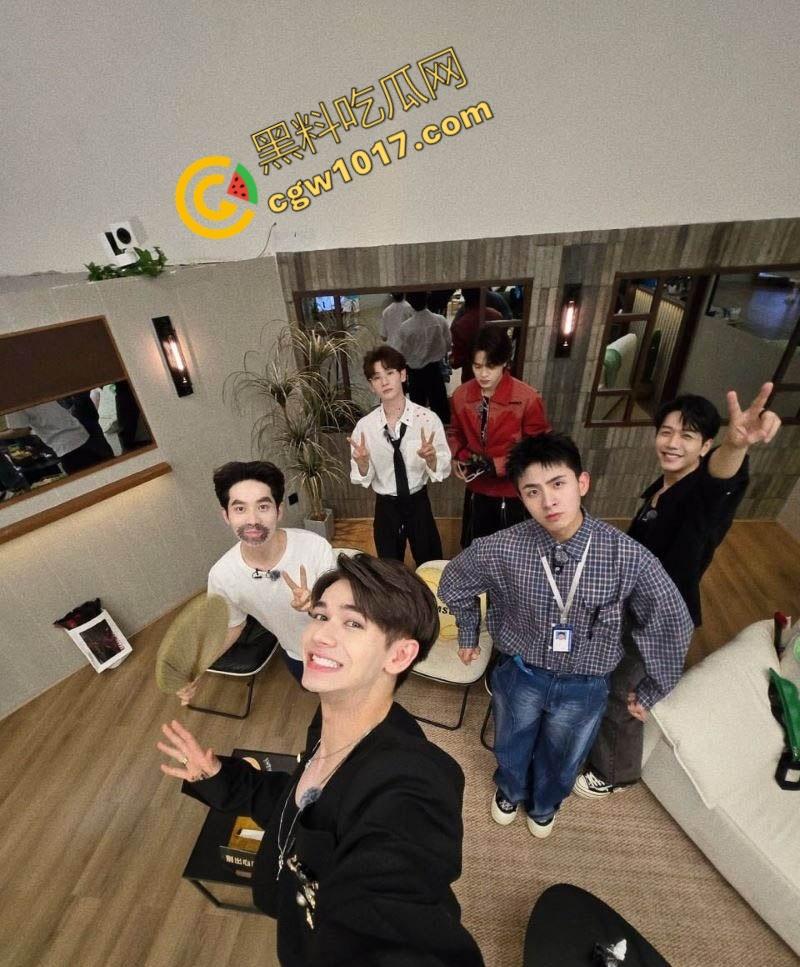 顶流男歌手【焦迈奇】密室调教视频震惊娱乐圈,腹肌男神被资本大佬如狗般玩弄,表情从抗拒到享受,炸裂网络!-4